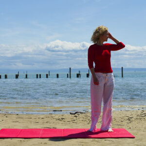 Dr. Julia Ahamer am Strand in Italien